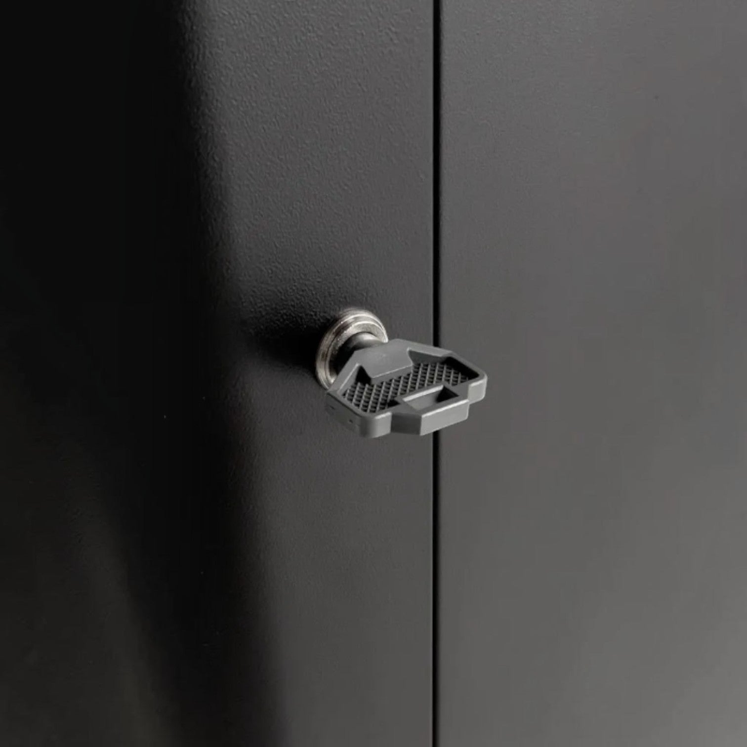 Addo Shop Centolitri 100L recycling bin featuring a secure grey key lock mechanism on a matte black metal surface.