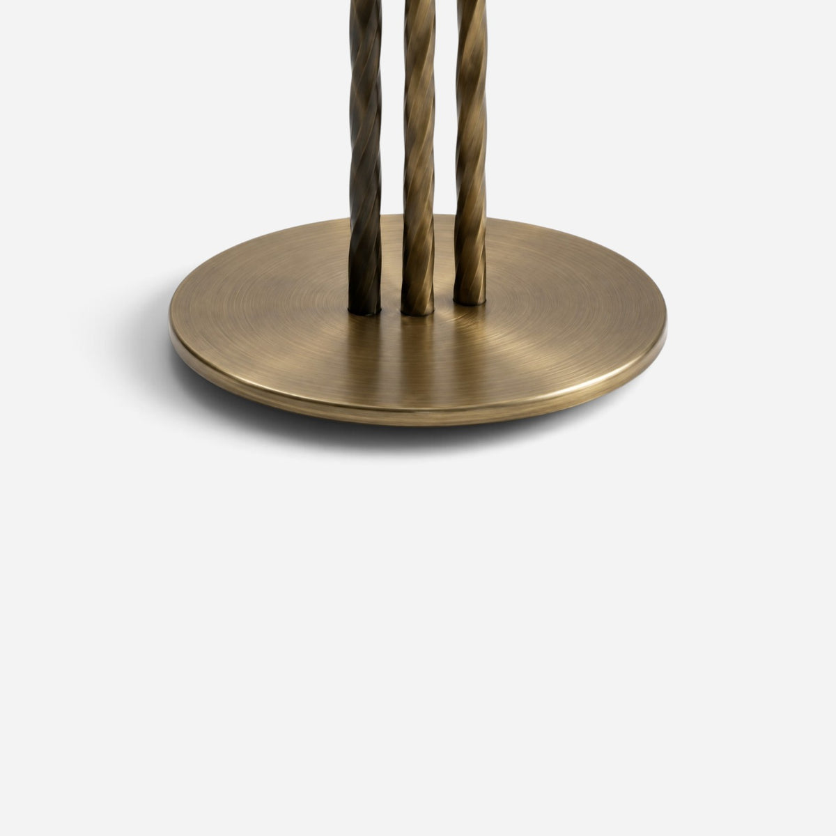 Addo Shop NAVIN Duo Sehpa Seti featuring a circular brushed brass base with three twisted metal support legs.