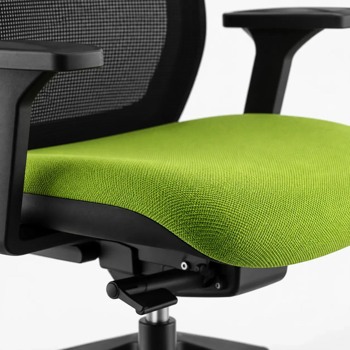 Addo Shop O-Live ergonomic office chair featuring a green upholstered seat, black mesh backrest, and 3D armrests.