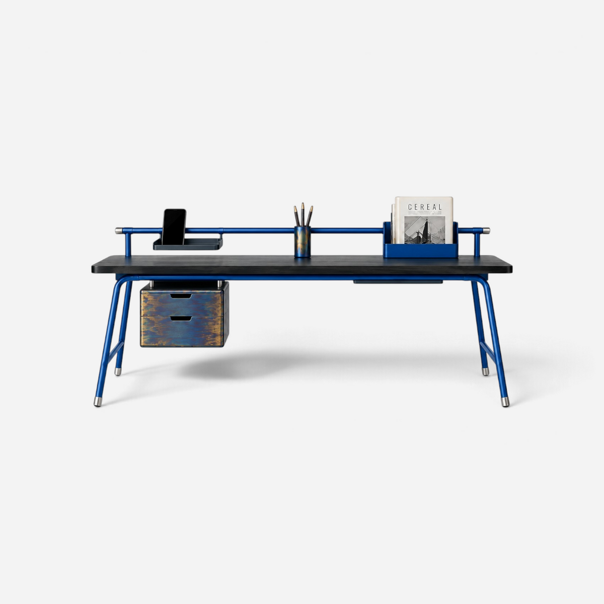 Addo Shop ODAK KURGU desk with dark wood top, cobalt blue metal frame, and burned-metal drawers with modular accessories.