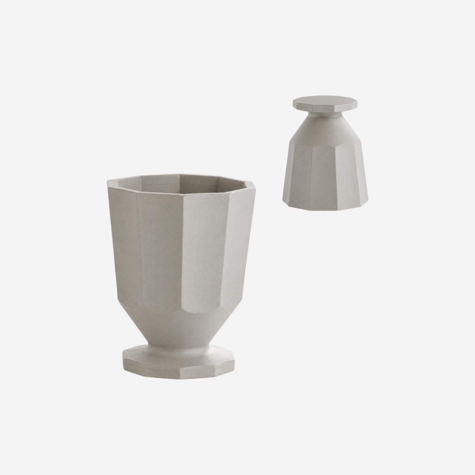 Addo Shop Caimi RECYCLED planter in light grey with a faceted, pedestal-style design for office or home decor.
