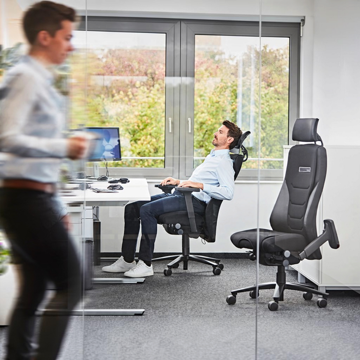 Addo Shop TWENTYFOUR ergonomic office chair with headrest and black fabric in a professional workspace setting