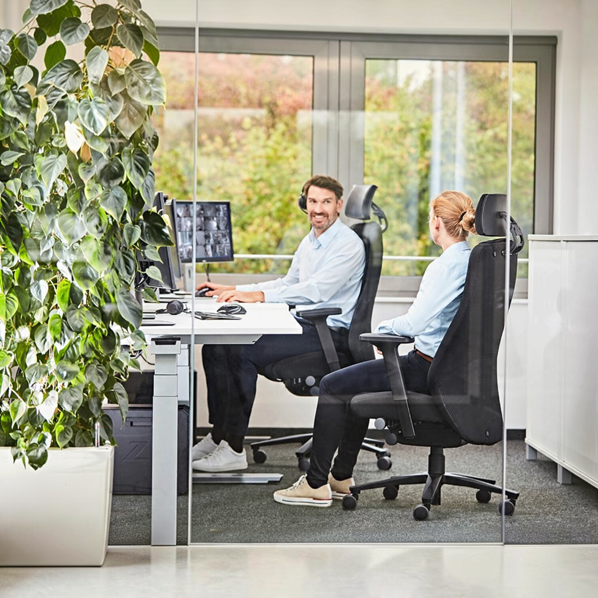 Addo Shop TWENTYFOUR ergonomic office chairs with headrests in a professional 24/7 workspace setting