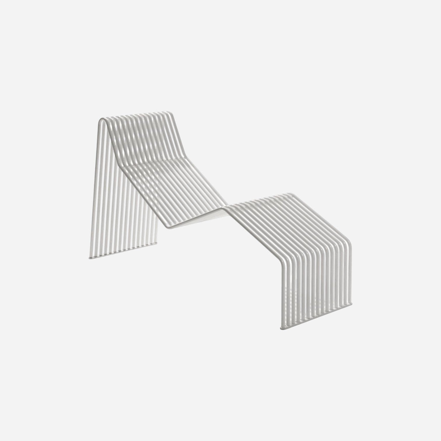 Addo Shop Zeroquindici .015 white metal wire chaise longue with a minimalist, sculptural slatted design.