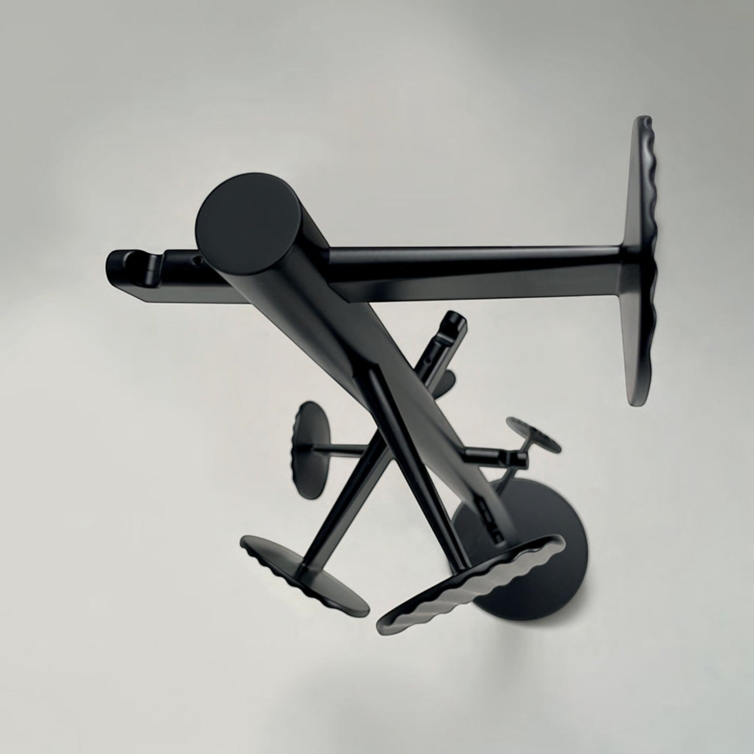 Addo Shop black metal Luthea coat stand with classic design and scalloped edges.