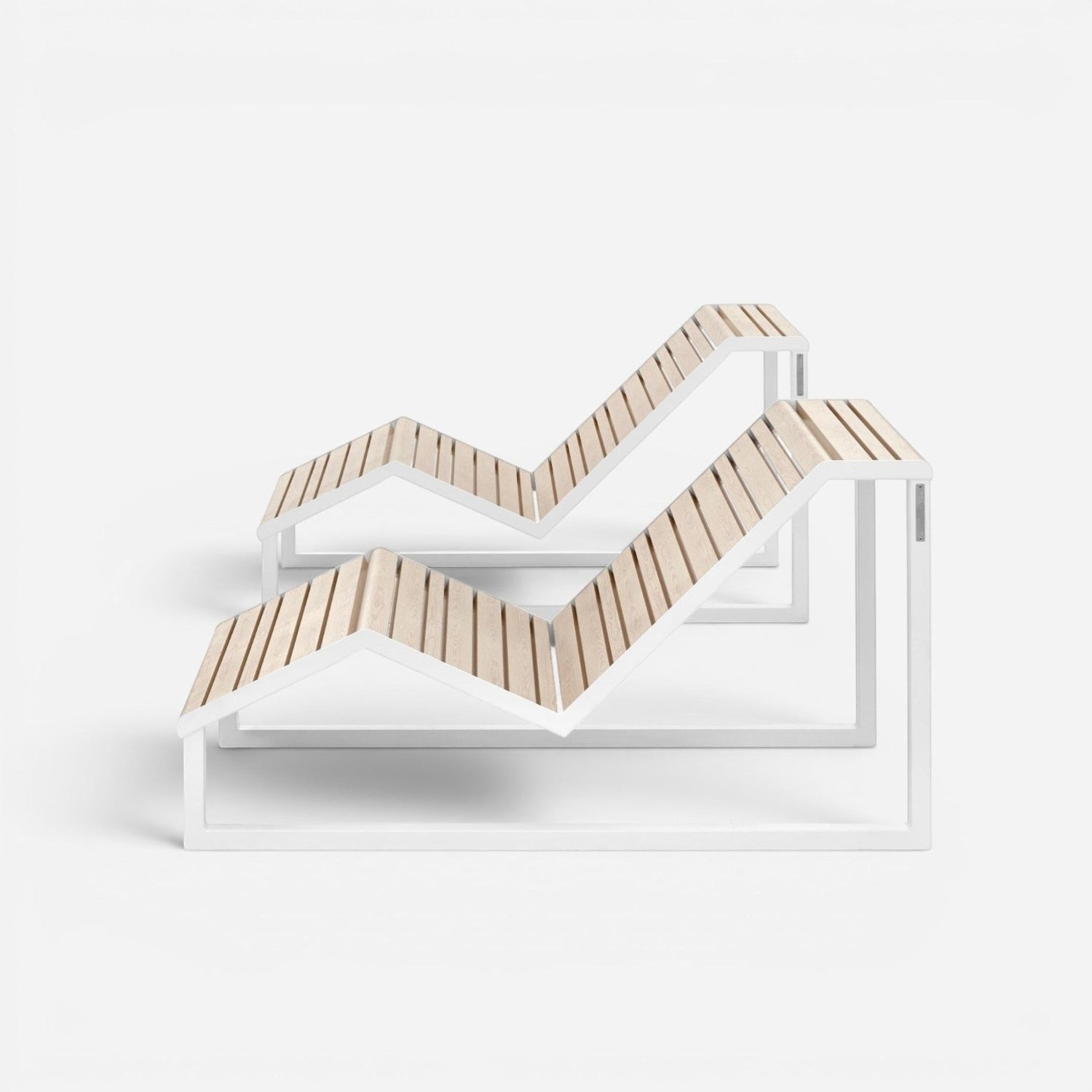 Addo Shop CHAISE LONGUE outdoor lounge chair with white steel frame and light wood slats, modern zig-zag design.