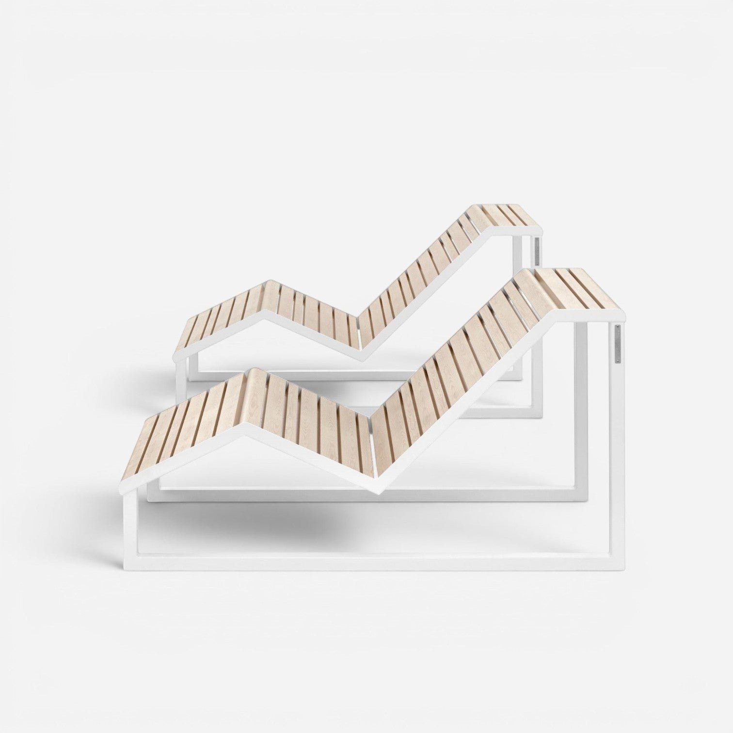Addo Shop CHAISE LONGUE outdoor lounge chair with white steel frame and light wood slats, modern zig-zag design.