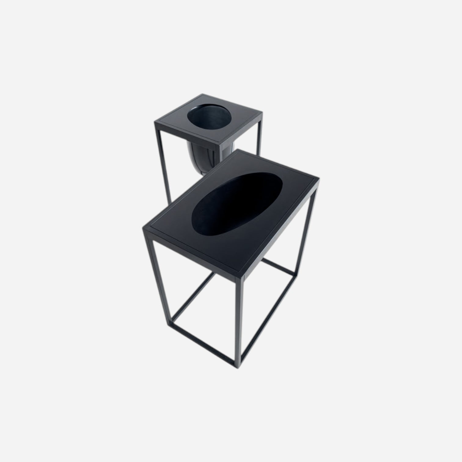 Addo Shop Florianopolis Planter – 39 cm, black metal frame with black oval insert, modern design.