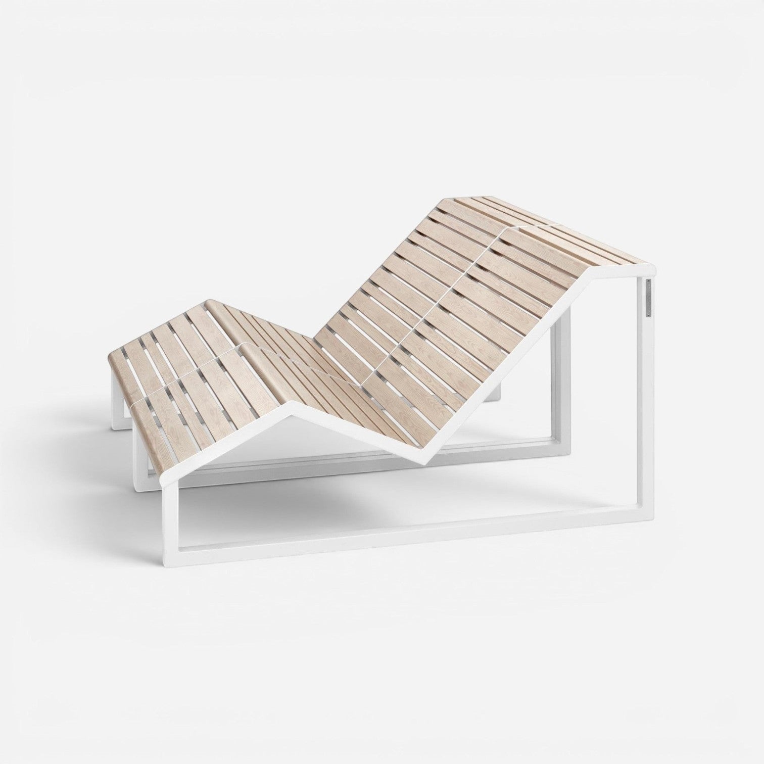 Addo Shop h24 chaise longue with light wood slats and white powder-coated steel frame. Modern outdoor furniture.