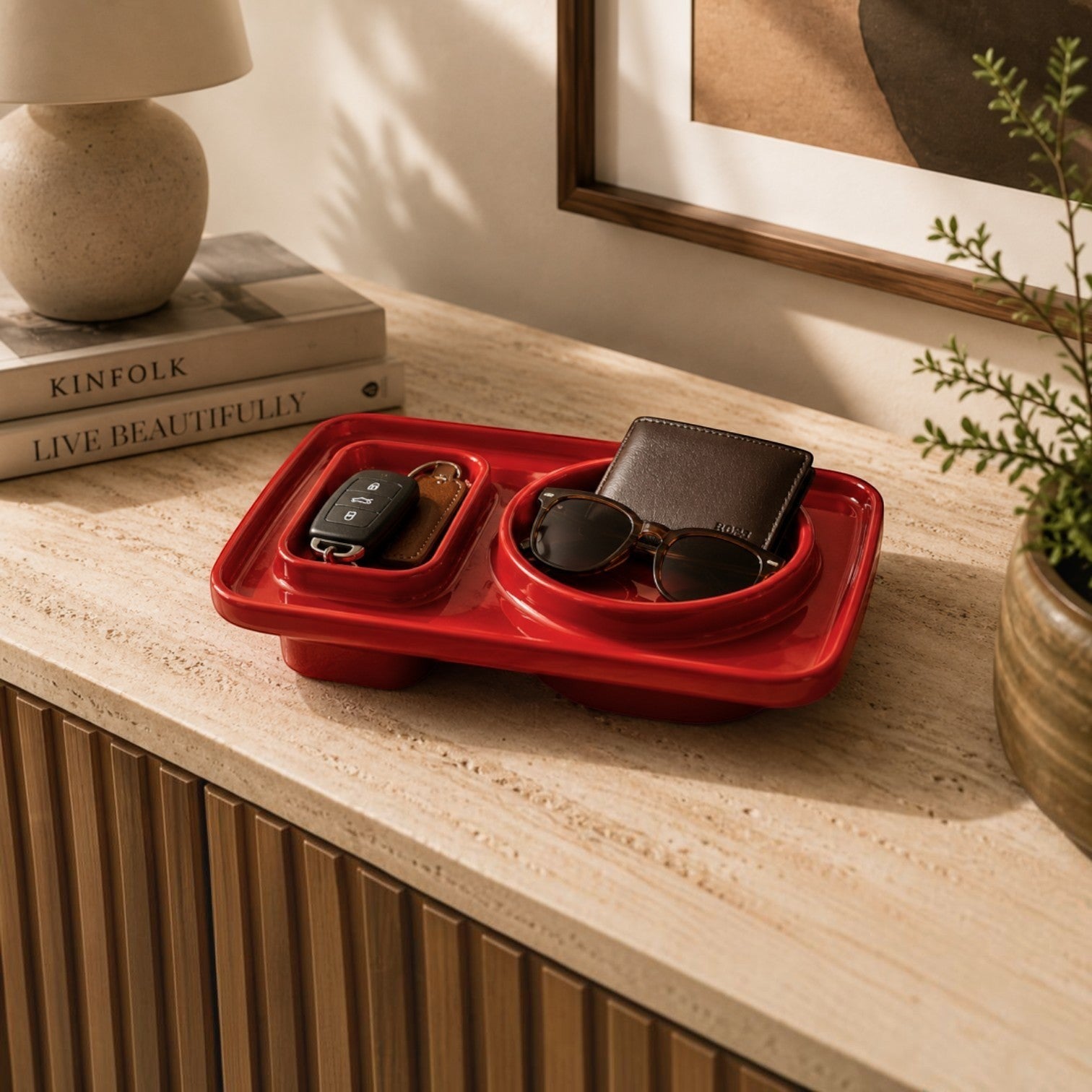 Addo Shop PLAT multifunctional red tray with compartments holding car keys, sunglasses, and a wallet.