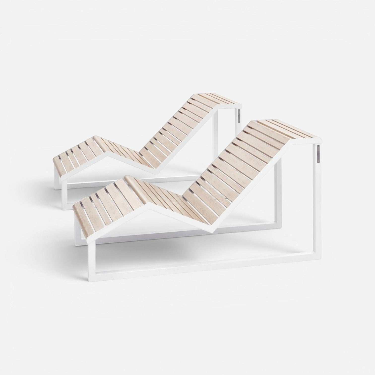 Addo Shop modern white steel chaise longue with light wood slats, outdoor furniture design.