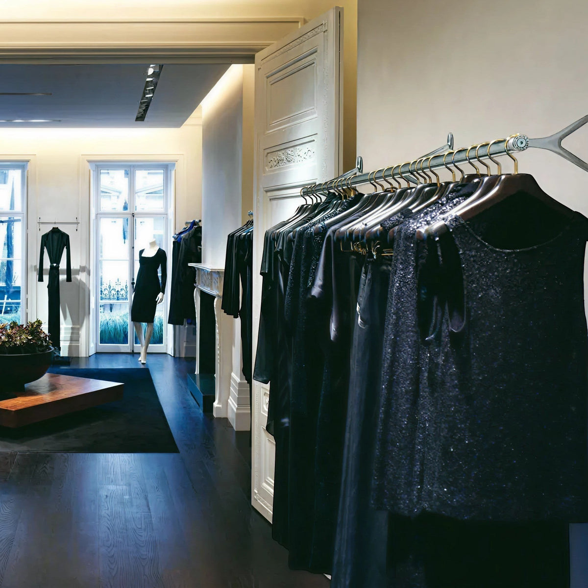 Caimi Ambrogino modüler duvar askı rayı, siyah elbiseler asılı krom ray, butik mağaza ortamında