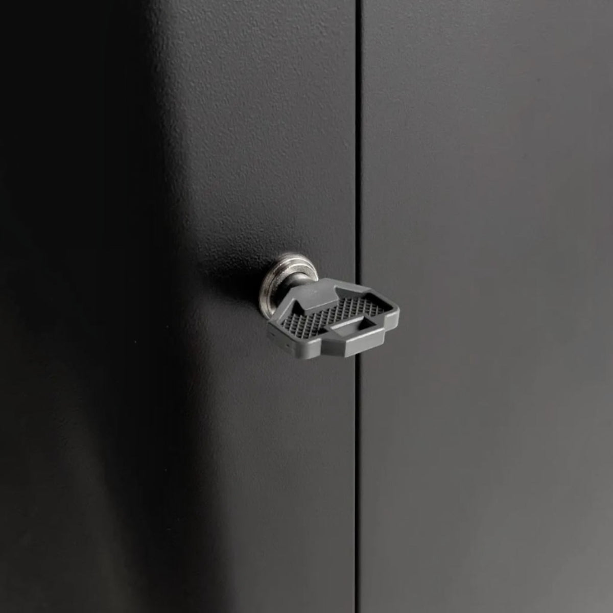 Caimi Centolitri Lock 100 L geri dönüşüm kutusu, siyah kapı üzerindeki gri anahtar kilit mekanizması yakın plan