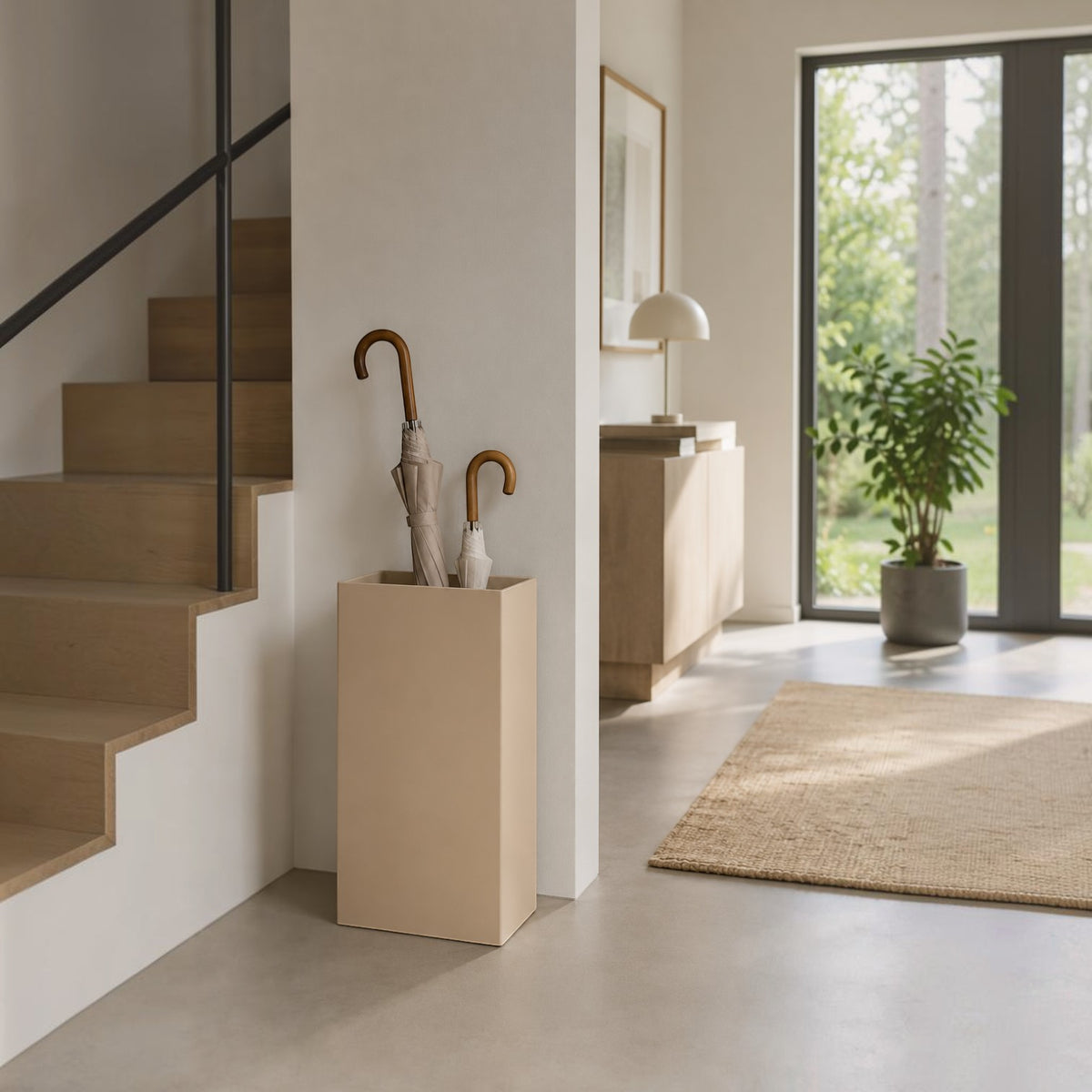 Design Collection çöp kovalı şemsiyelik, bej gövdede ahşap saplı şemsiyeler, merdiven dibinde aydınlık antrede