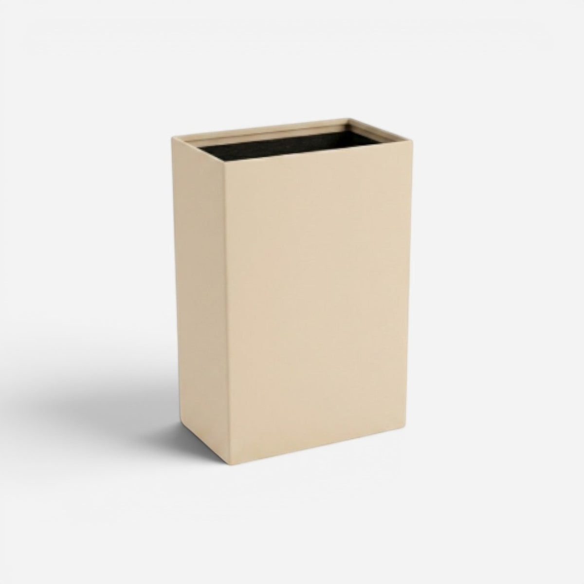Caimi Design Collection şemsiyelik 35L, açık fildişi gövde ve siyah iç yüzey, beyaz fonda önden görünüm