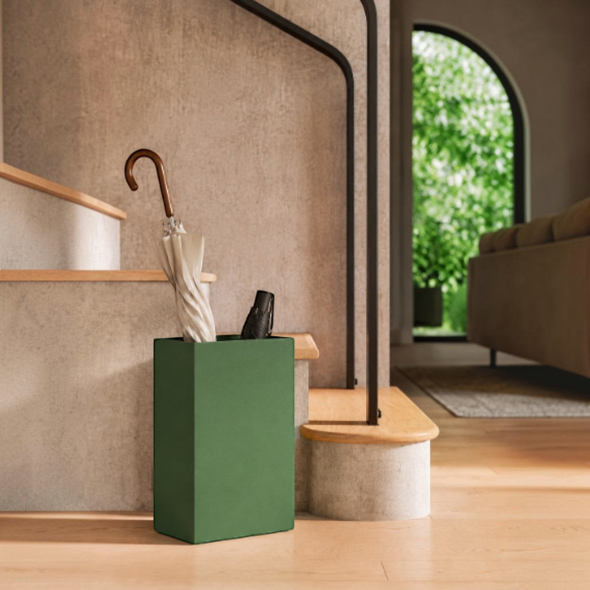 Caimi Design Collection şemsiyelik 35L, yeşil şemsiyelikte ahşap saplı ve siyah şemsiyeler, merdiven yanında antrede