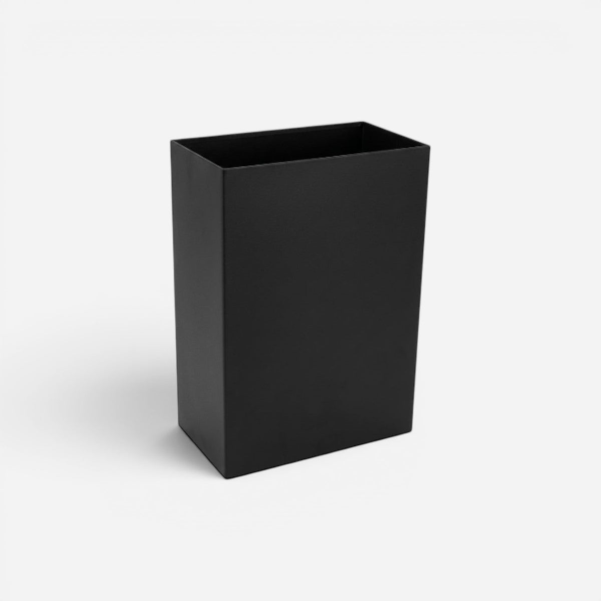 Caimi Design Collection şemsiyelik 35L, mat siyah renkte dikdörtgen metal şemsiyelik, beyaz fonda önden görünüm