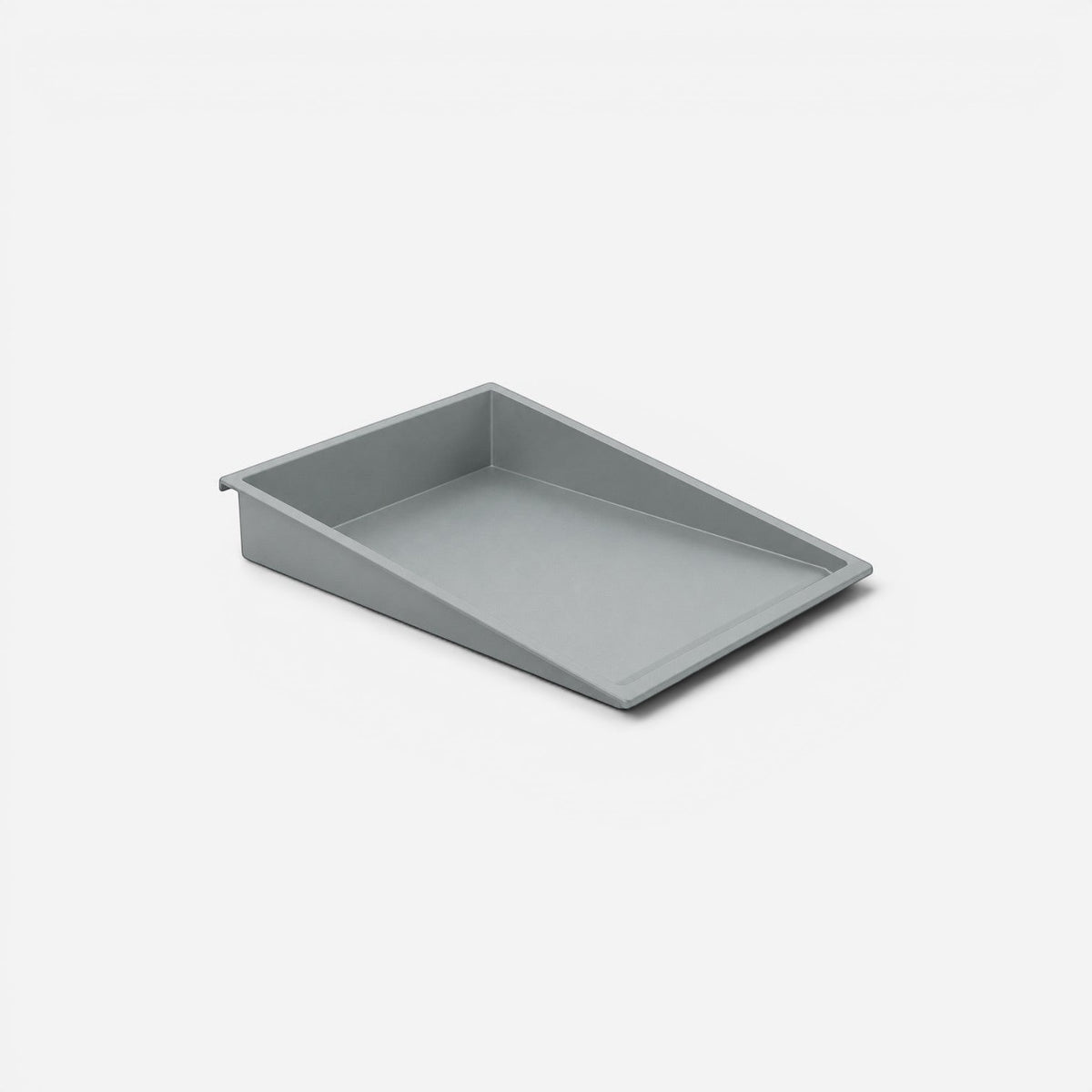 Caimi Desk-Up yatay evrak tepsisi, metal gri renkte eğimli kenarlı tepsi, beyaz fonda açılı görünüm