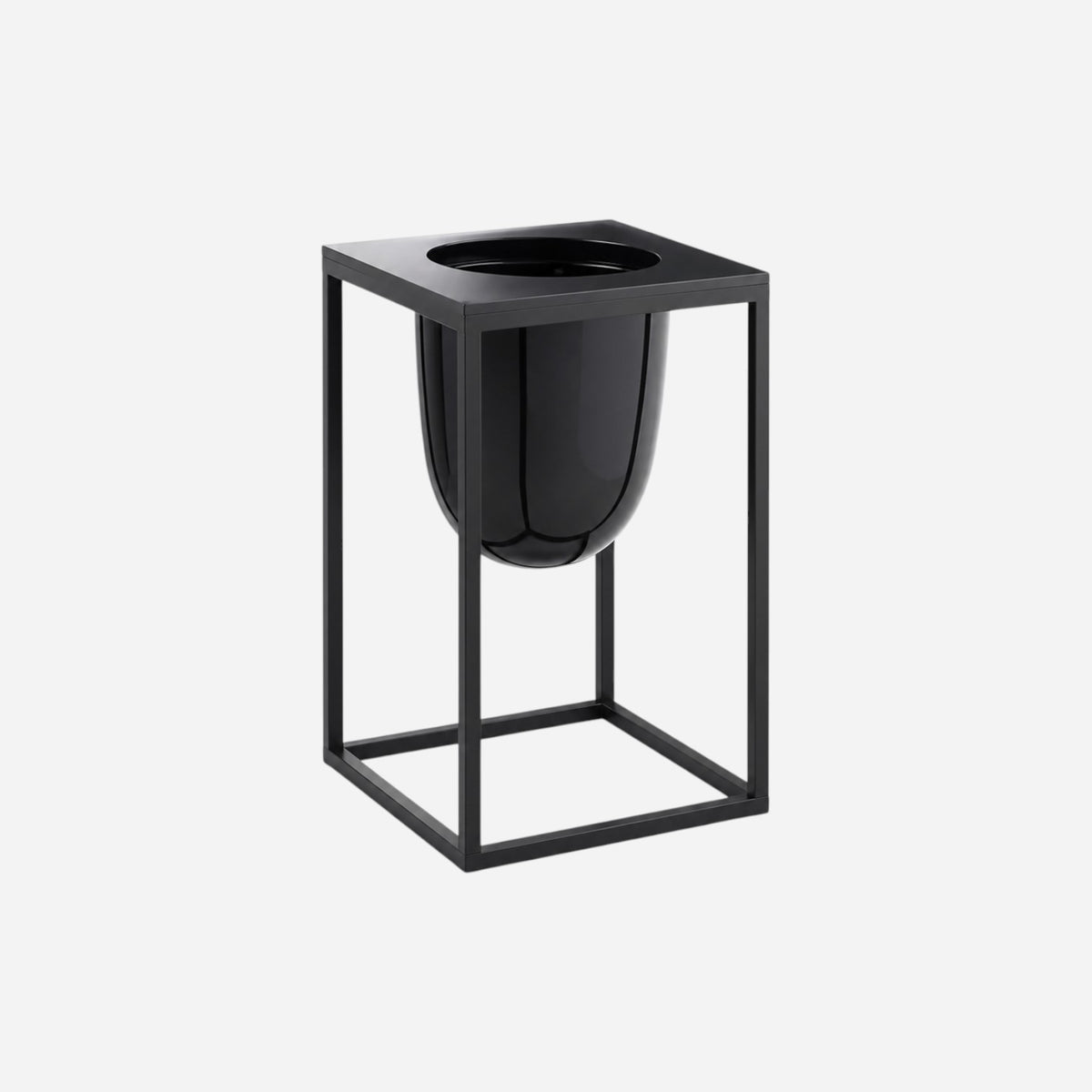 Caimi Florianopolis saksı 39 cm, siyah metal küp çerçeve içinde parlak siyah oval hazne, beyaz fonda önden görünüm