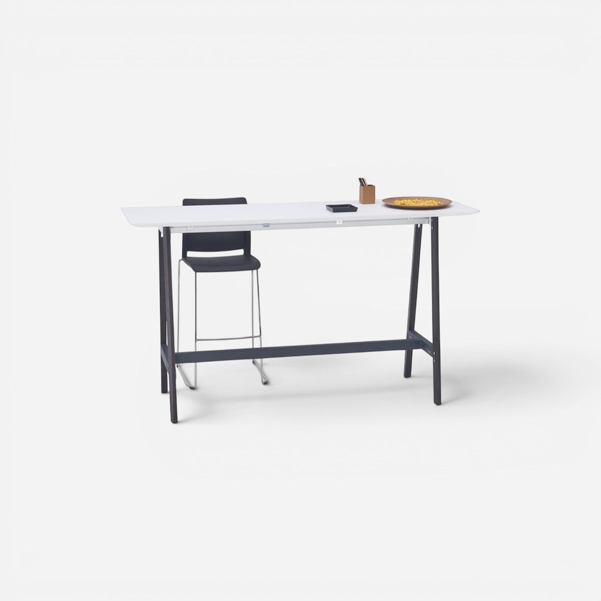 Addo Hub W yüksek masa, beyaz laminat tabla ve antrasit metal A ayak, siyah bar taburesi ve çanta askısı ile çapraz görünüm