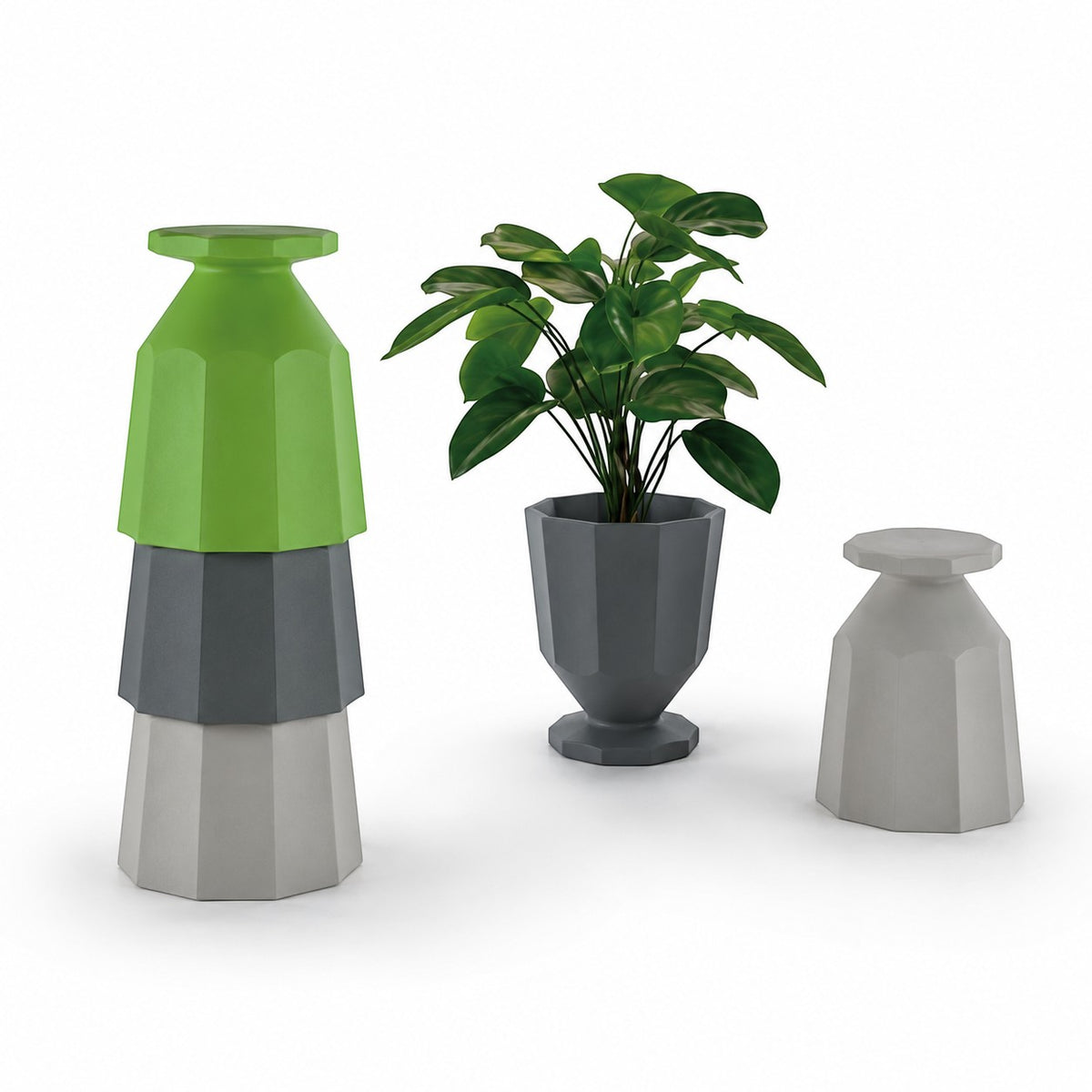 Caimi Recycled saksı, yeşil, koyu gri ve açık gri üçlü, üst üste istiflenmiş tabureler ve bitkili saksıyla