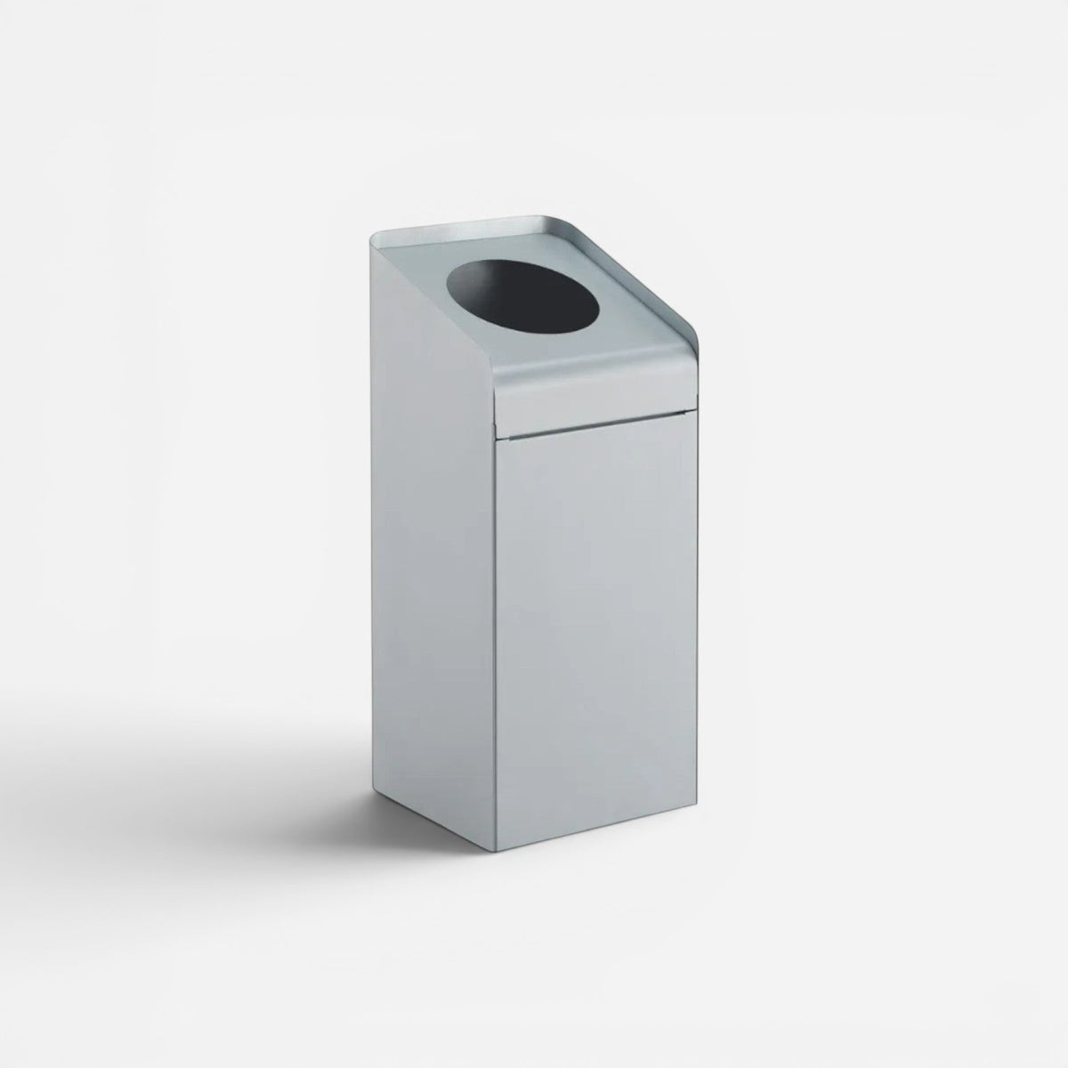 Caimi Riciclo Curve 70 L geri dönüşüm kutusu, gümüş gri metal gövde ve eğimli üstte yuvarlak atık ağzı, beyaz fonda