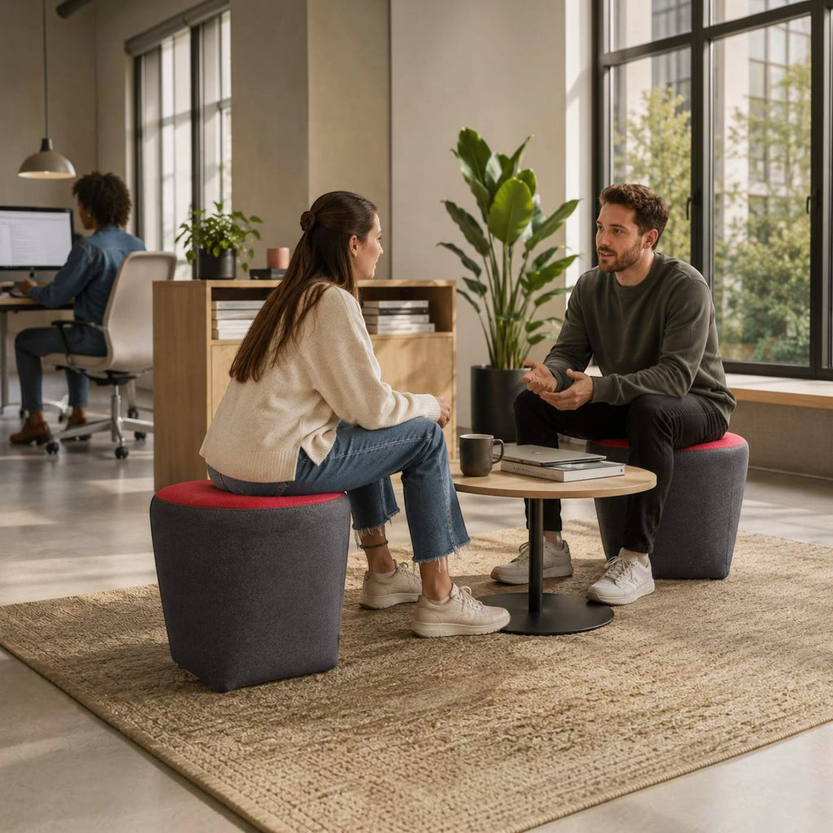 Swap trapez puf, ofis dinlenme alanında sohbet eden iki kullanıcı ile, gri gövde ve kırmızı üst yüzey