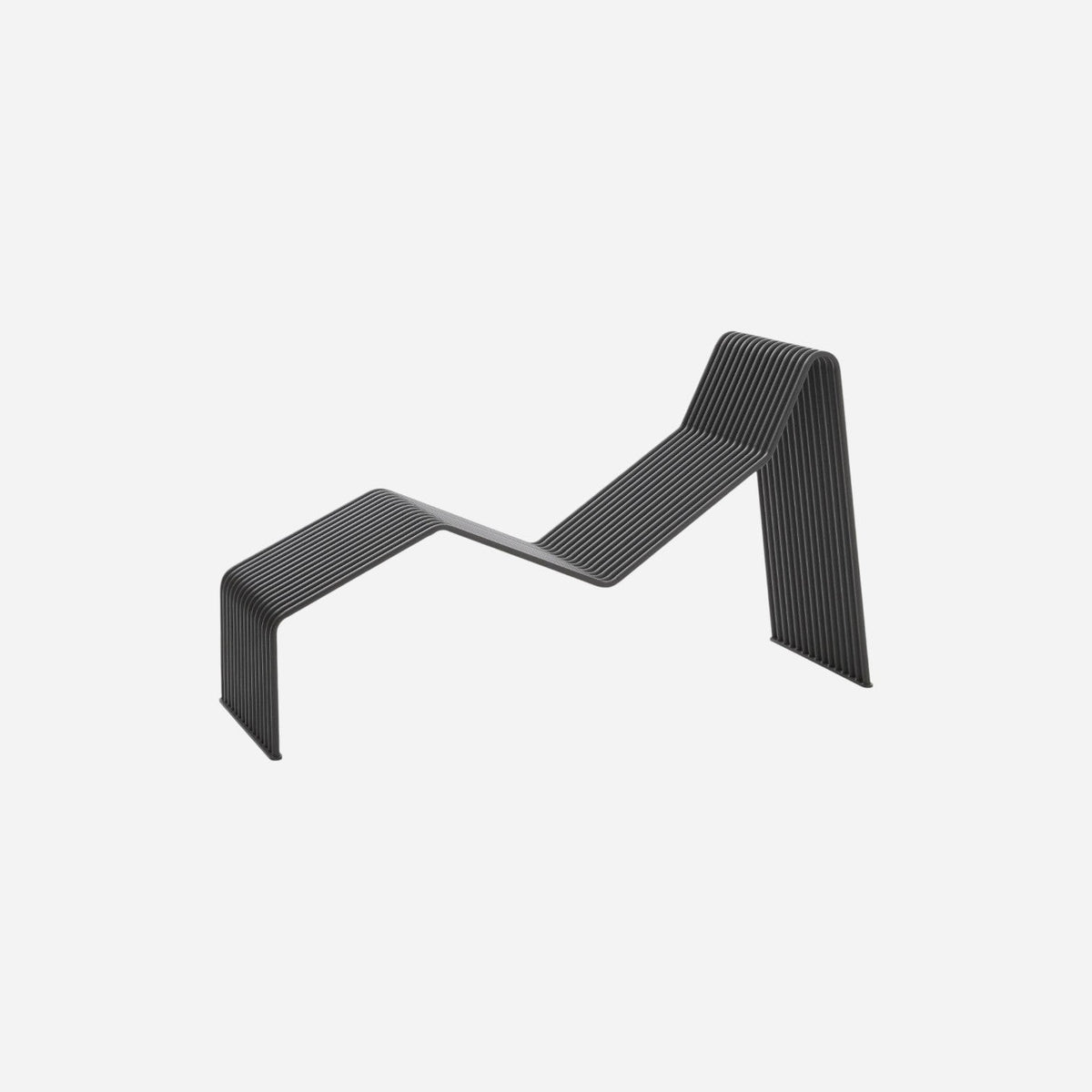 DIEMMEBI Zeroquindici .015 şezlong, antrasit gri çelik çubuklu zikzak formlu dış mekan modeli, beyaz fonda